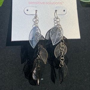 ✨ metal feather earrings ✨